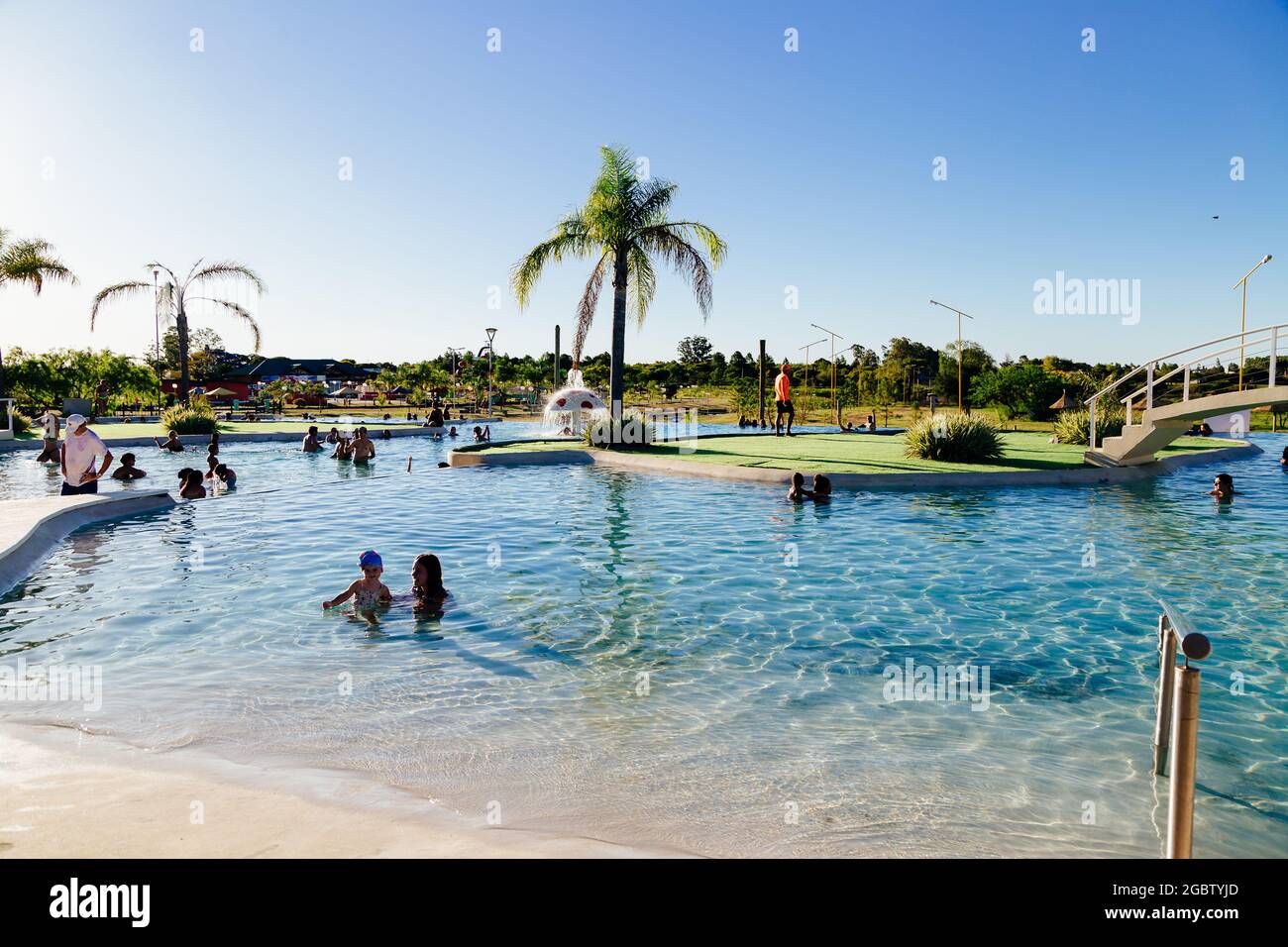 FEDERACION, ENTRE RIOS, ARGENTINA - 25 FEBBRAIO 2021: Vista di una delle molte piscine termali del complesso. La gente che fa il bagno nel caldo Foto Stock