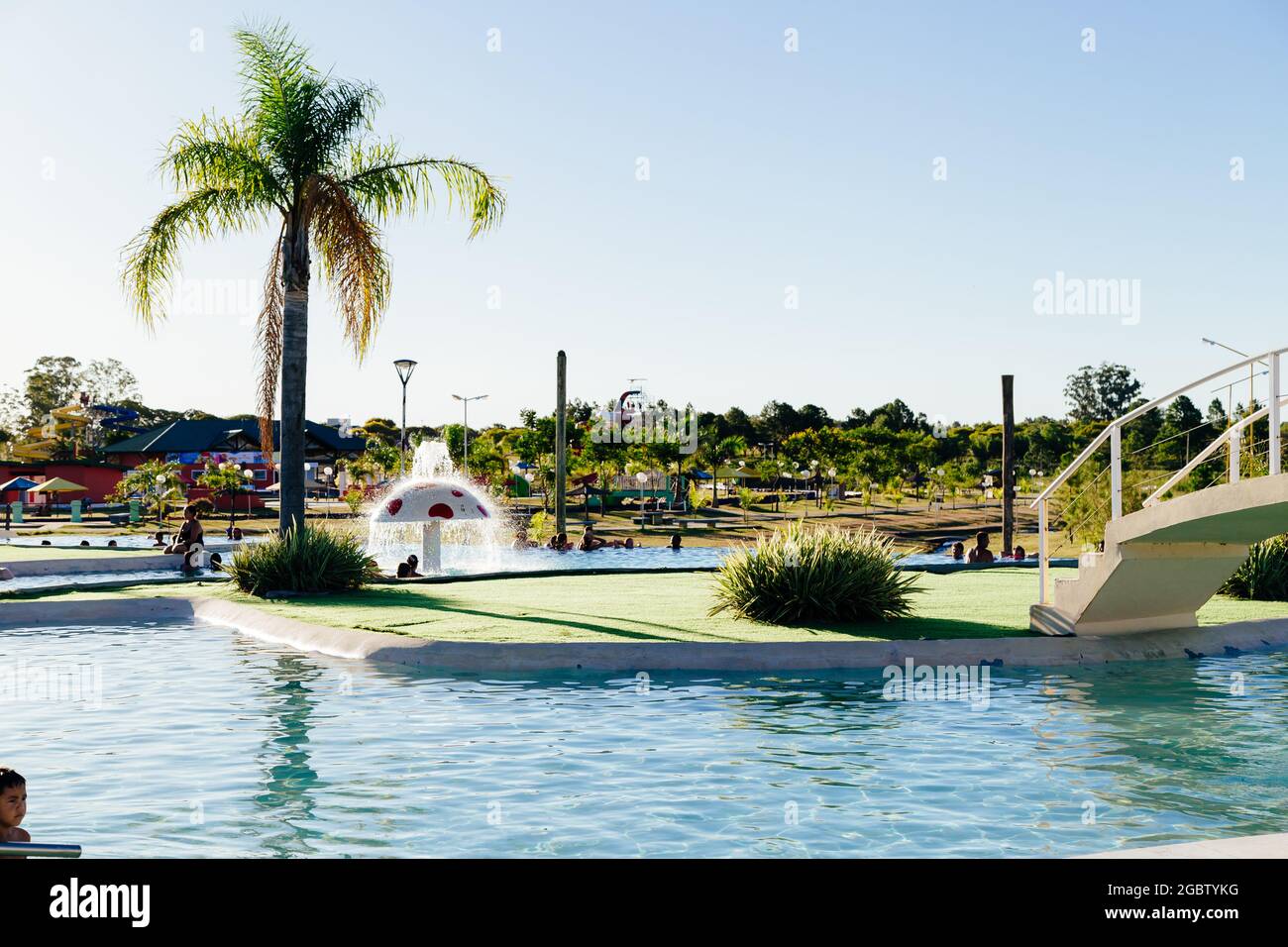 FEDERACION, ENTRE RIOS, ARGENTINA - 25 FEBBRAIO 2021: Vista di una delle molte piscine termali del complesso. La gente che fa il bagno nel caldo Foto Stock