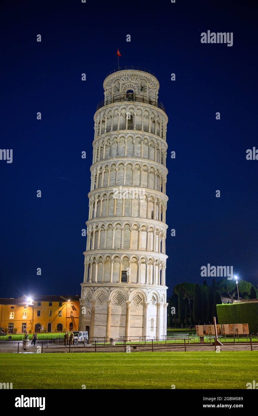Torre Pendente di Pisa su Piazza dei Miracoli a Pisa durante l'ora blu Foto Stock