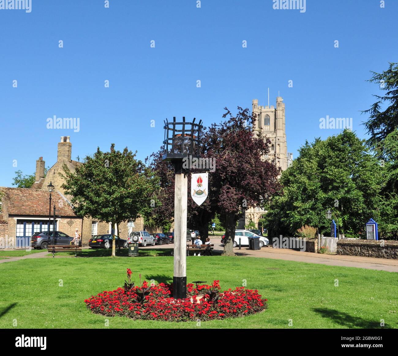 The Peace Beacon on St Mary's Green con la cattedrale sullo sfondo, Ely, Cambridgeshire, Inghilterra Foto Stock