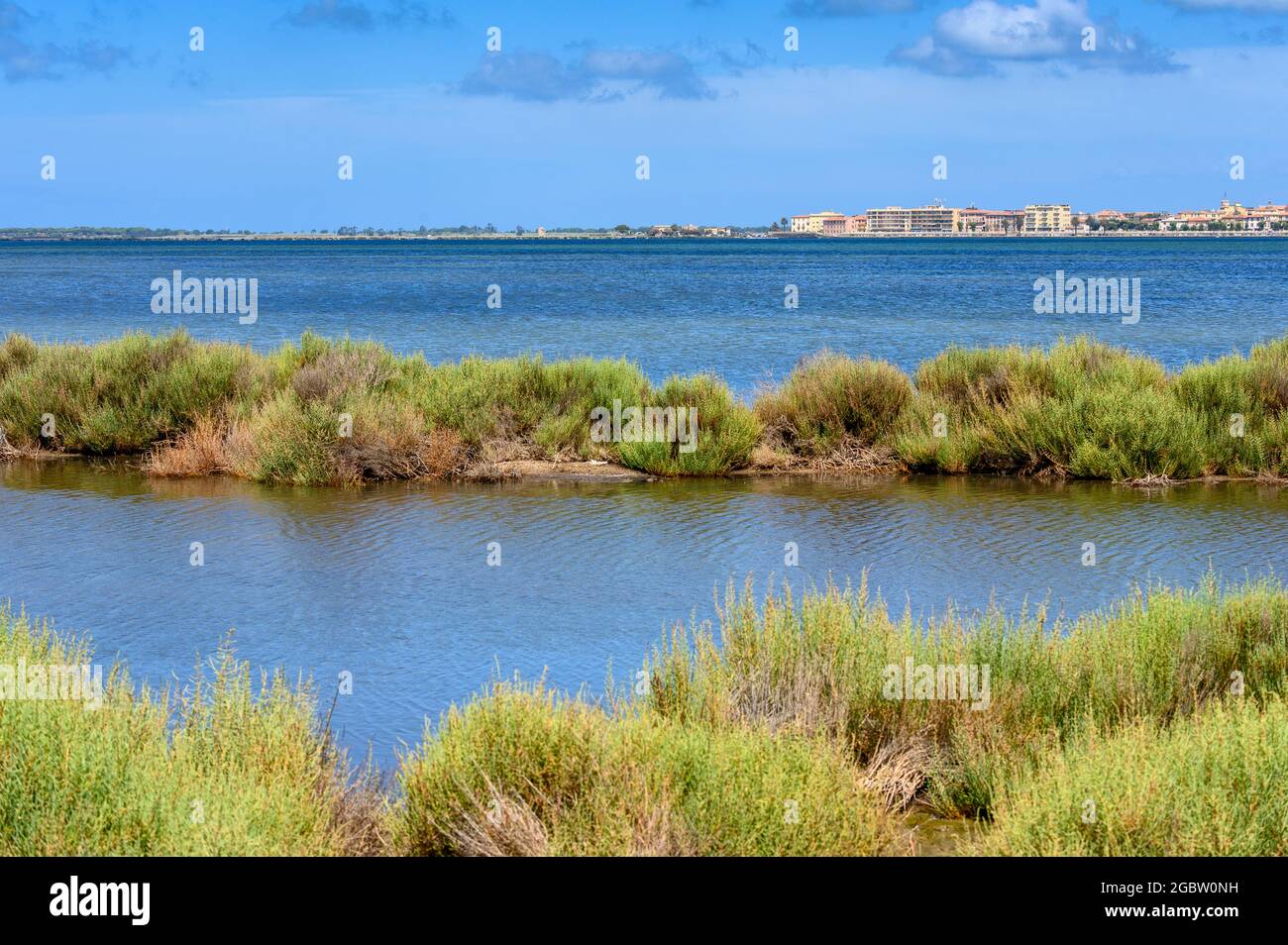 Vista della laguna di Orbetello con la città in lontananza Foto Stock