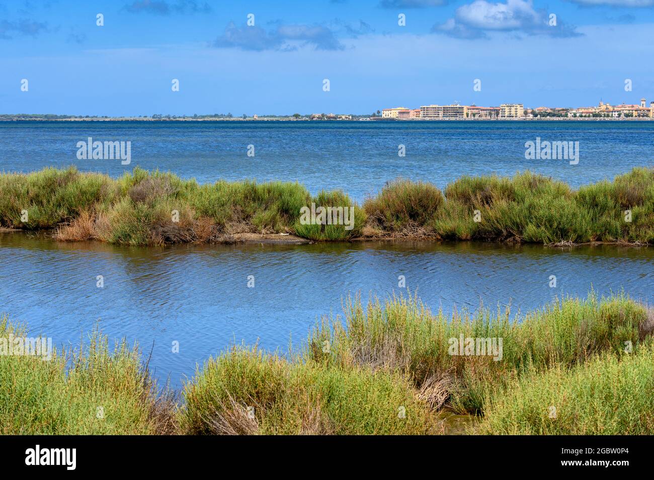Vista della laguna di Orbetello con la città in lontananza Foto Stock