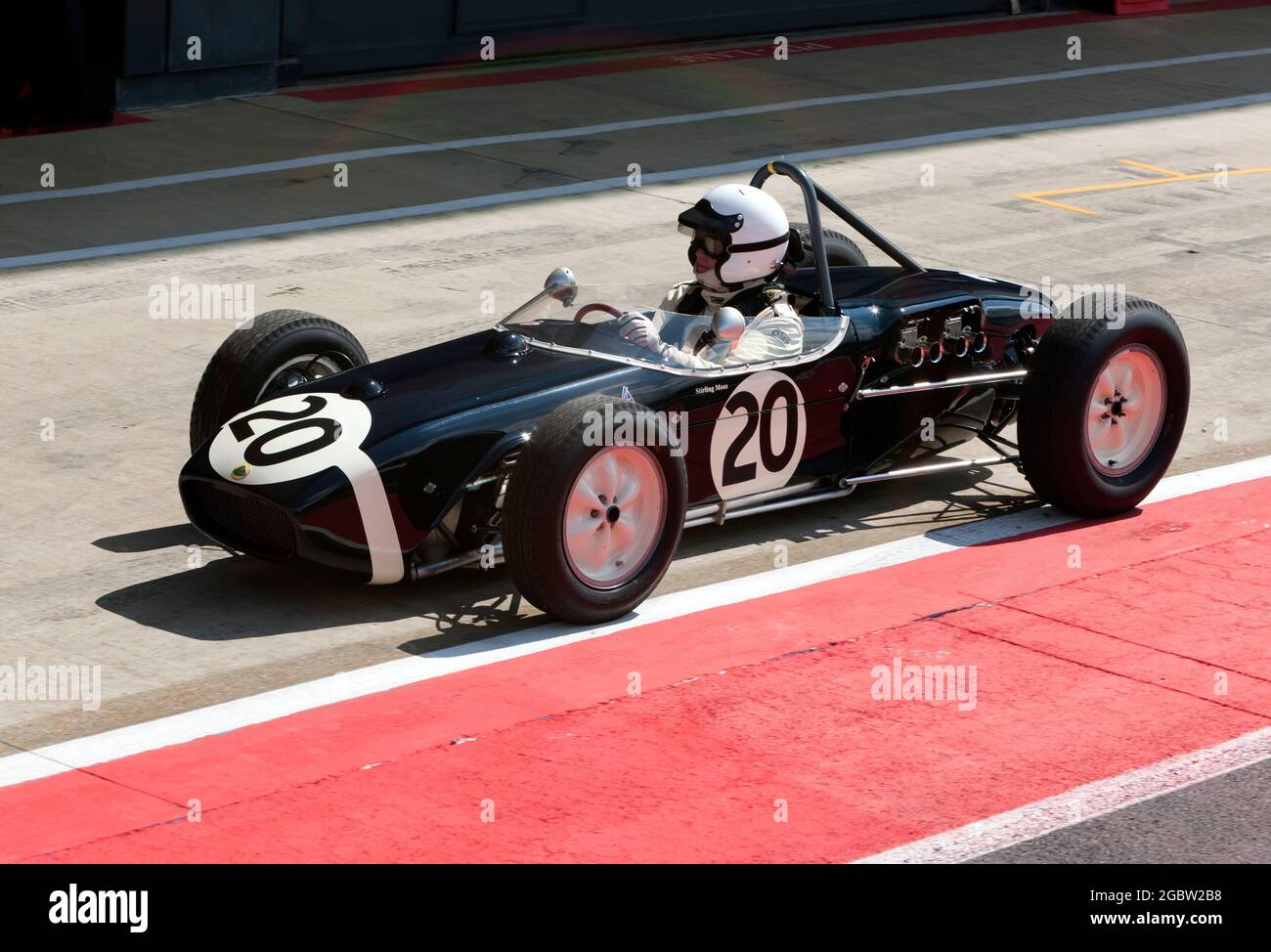 Teifion Salisbury, alla guida della sua 1960, Lotus 21 939/952, lungo l'International Pit Lane, al termine della domenica HGPA Pre '66 Gran Premio Auto Race Foto Stock