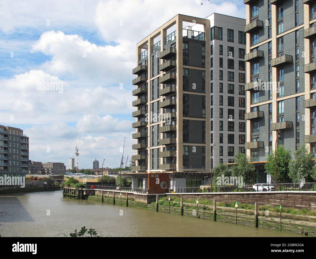Appartamenti di nuova costruzione alla foce di Deptford Creek, Greenwich, Londra, Regno Unito. Fiume Tamigi oltre. Alta marea. Incorpora anche il supermercato Waitrose. Foto Stock
