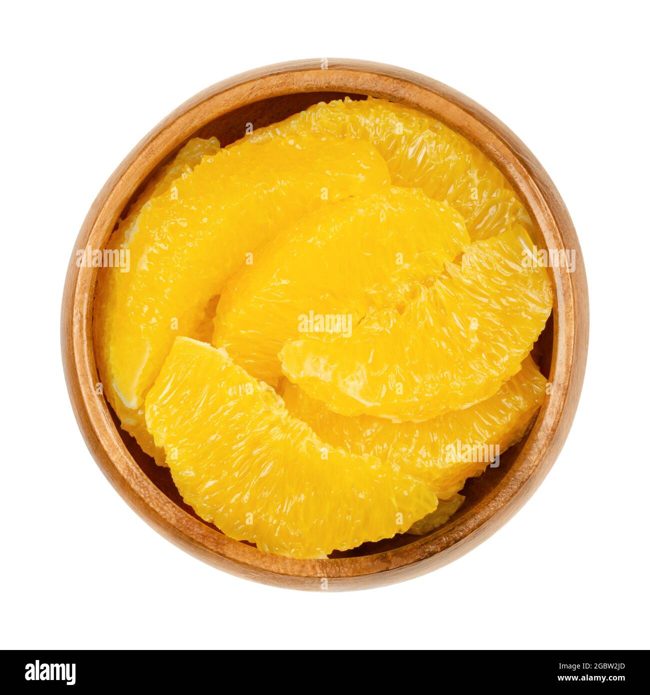 Fette d'arancia supreme, in una ciotola di legno. Segmenti arancioni freschi e maturi, tagliati senza membrane, frutta dolce con polpa di frutta gialla e succosa. Foto Stock