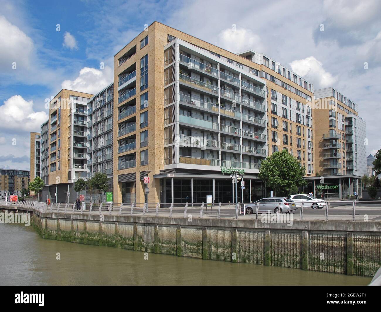 Appartamenti di nuova costruzione alla foce di Deptford Creek, Greenwich, Londra, Regno Unito. Fiume Tamigi oltre. Alta marea. Incorpora anche il supermercato Waitrose. Foto Stock