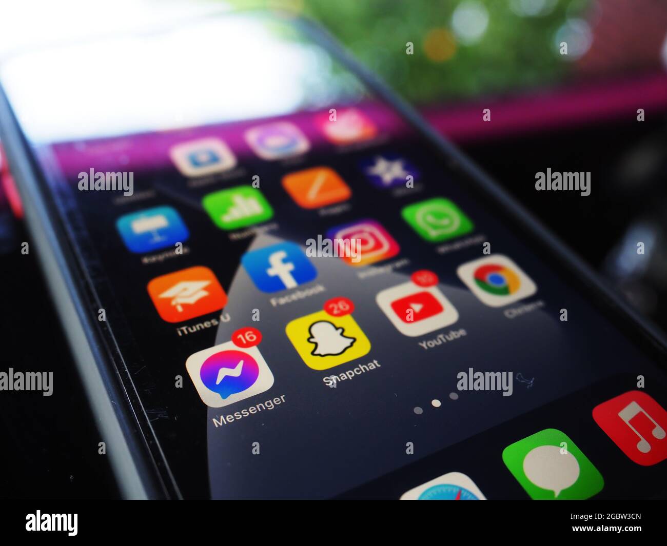 KOLKATA, INDIA - 05 agosto 2021: Nuovo telefono cellulare iPhone X con  applicazioni su sfondo nero. Chat SNAP, tu tube, Facebook e forse più app  sono lì dentro Foto stock - Alamy