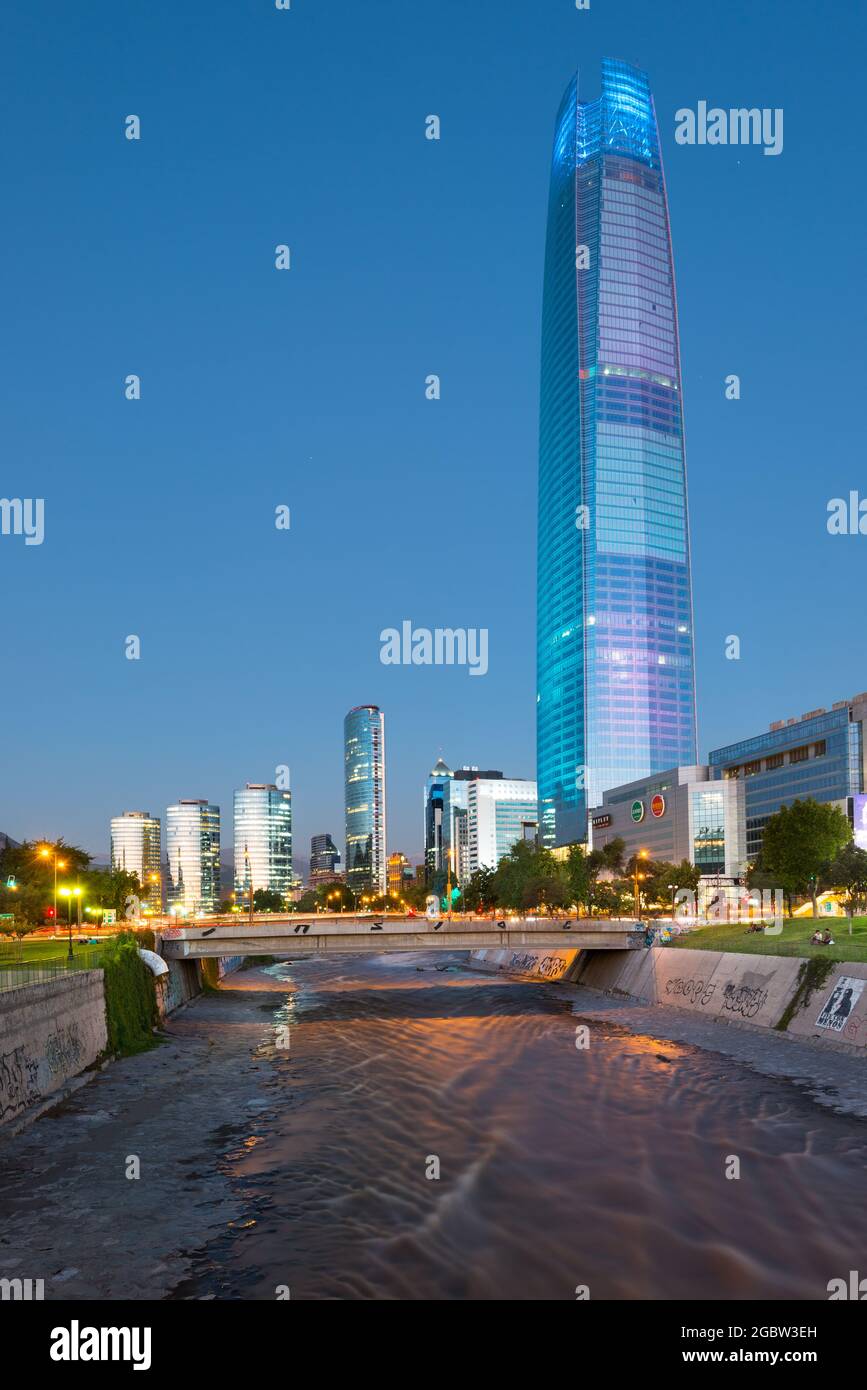 Santiago, Regione Metropolitana, Cile - skyline del quartiere finanziario di Santiago con grattacieli e uffici di Costanera. Foto Stock