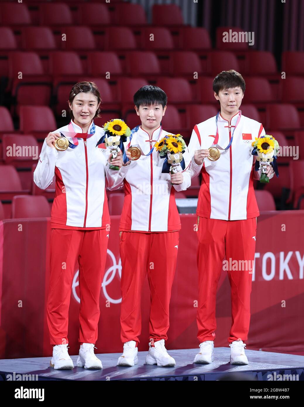 Tokyo, Giappone. 5 agosto 2021. Chen Meng (L), Sun Yingsha (C) e Wang Manyu della Cina posano con le medaglie d'oro durante la cerimonia di premiazione per l'evento di squadra femminile di ping pong ai Giochi Olimpici di Tokyo 2020 a Tokyo, Giappone, 5 agosto 2021. Credit: Yang Lei/Xinhua/Alamy Live News Foto Stock