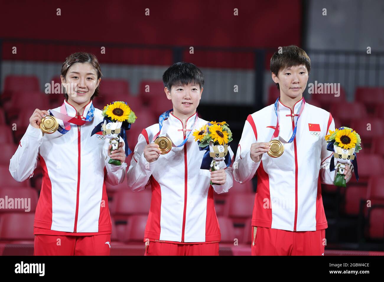 Tokyo, Giappone. 5 agosto 2021. Chen Meng (L), Sun Yingsha (C) e Wang Manyu della Cina posano con le medaglie d'oro durante la cerimonia di premiazione per l'evento di squadra femminile di ping pong ai Giochi Olimpici di Tokyo 2020 a Tokyo, Giappone, 5 agosto 2021. Credit: Wang Dongzhen/Xinhua/Alamy Live News Foto Stock