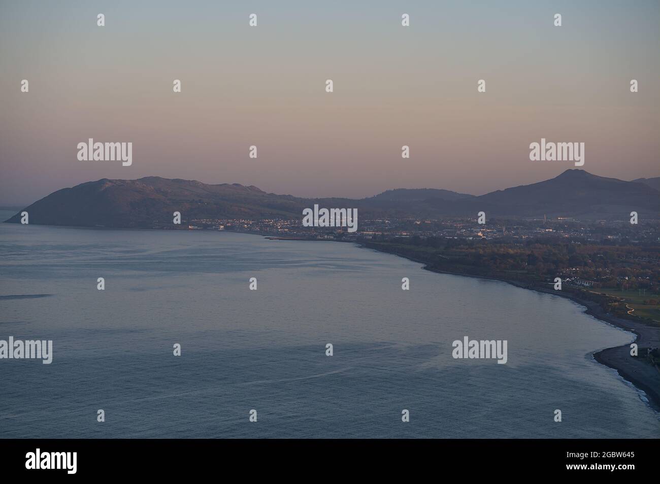 Splendida vista serale di Killiney Beach, Bray Head e Little Sugar Loaf visto da Killiney Hill durante l'ora d'oro, Dublino, Irlanda. E selezionare Foto Stock