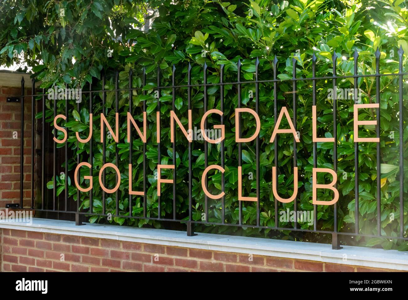 Sunningdale Golf Club nel Berkshire, Inghilterra, Regno Unito, durante l'estate. Cartello all'ingresso. Foto Stock