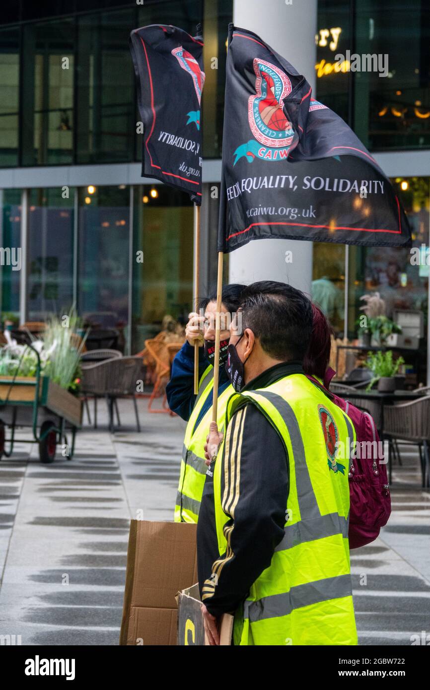 Londra, Regno Unito 5th agosto 2021. I pulitori degli uffici di Facebook London protestano contro le loro condizioni di lavoro e le presunte violazioni di TUPE. I servizi di pulizia di Facebook sono stati presi in consegna da Churchill Cleaning in gennaio e la società ha da allora tentato di riorganizzazione strutturale fuoco e riaffitto, aumento del carico di lavoro, non ha fornito copertura malattia & vacanza e presumibilmente non ha messo in atto misure efficaci per prevenire la diffusione di covid. Foto Stock