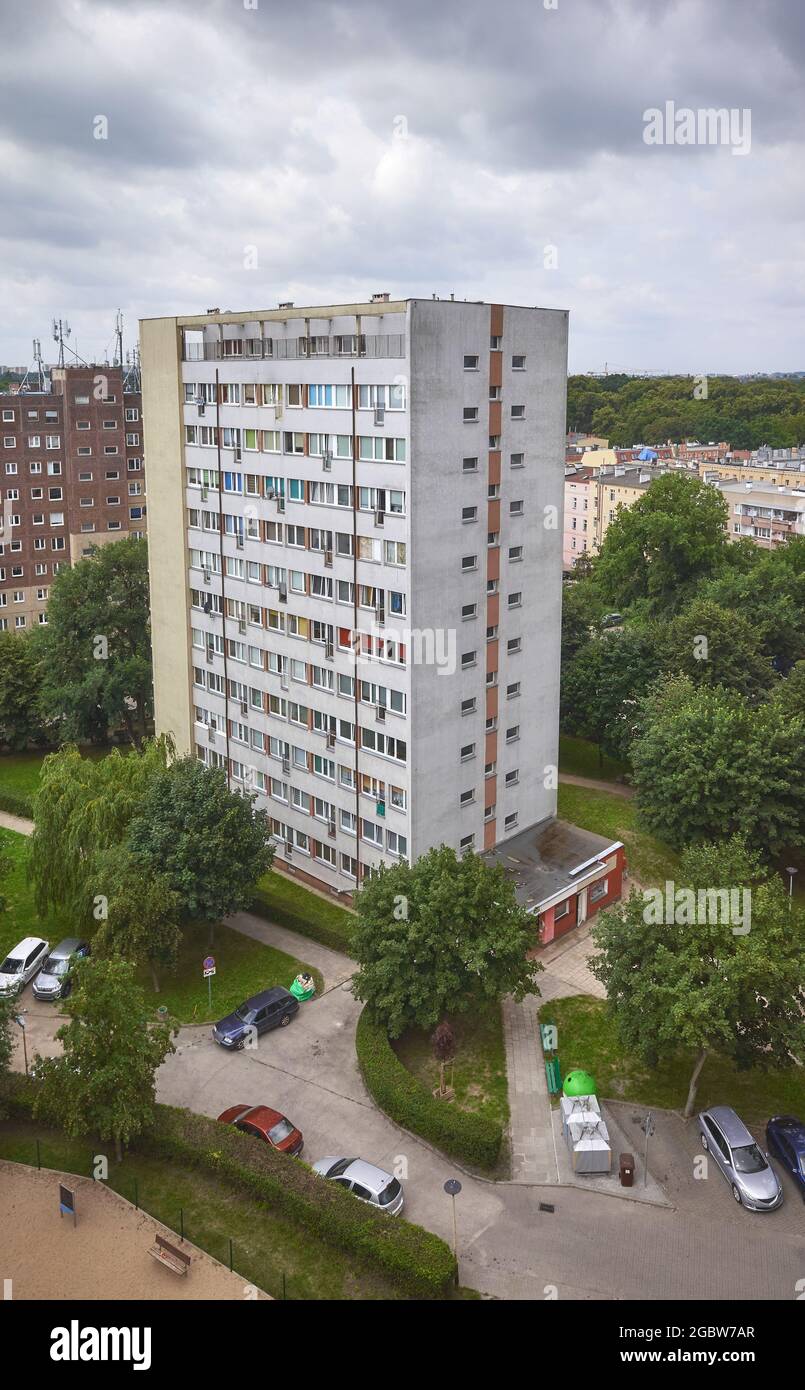 Edifici residenziali nel distretto di Niebuszewo a Szczecin nel giorno nuvoloso, Polonia. Foto Stock