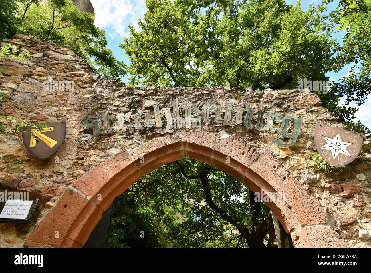 Schriesheim, Germania - 2021 agosto: Ingresso delle rovine del castello tedesco e ristorante chiamato Strahlenburg nella foresta di Odenwald Foto Stock