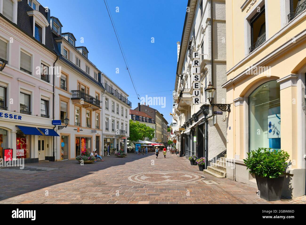 Baden-Baden, Germania - 2021 luglio: Centro storico della città vecchia con negozi nella città termale di Baden-Baden in giornata di sole Foto Stock
