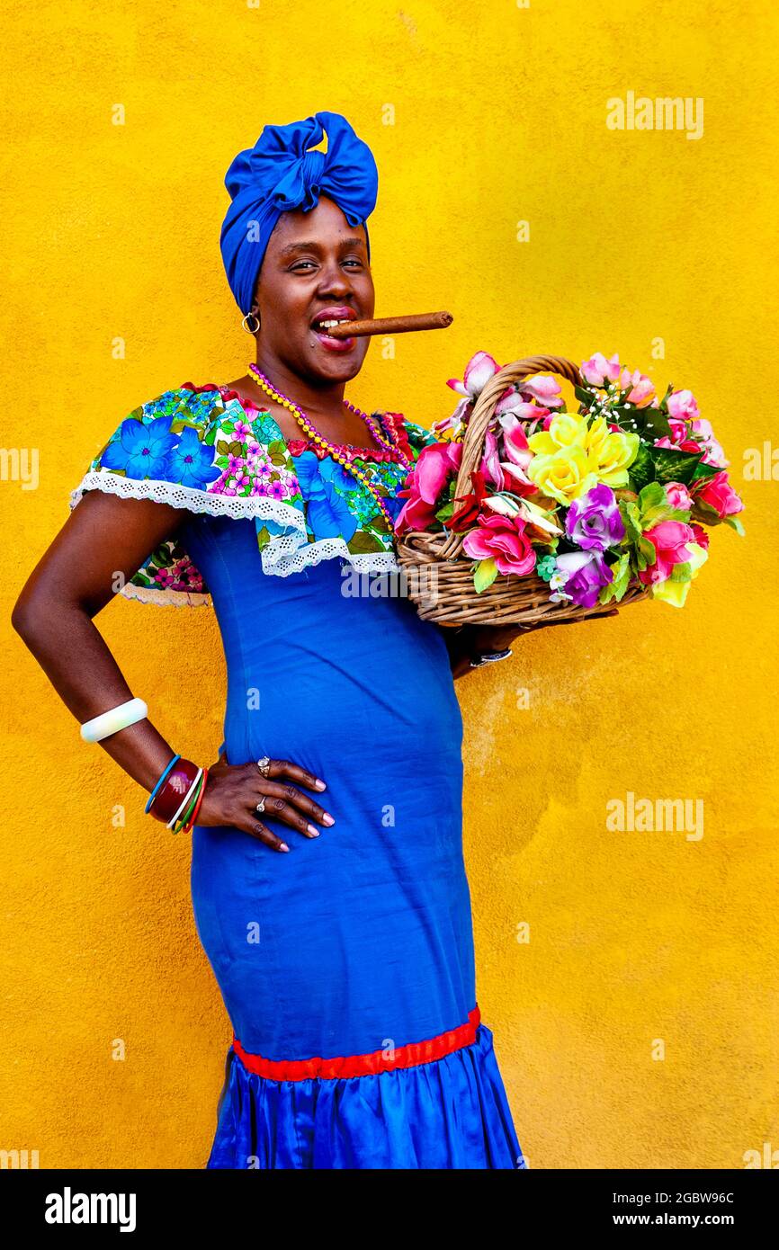 Donna cubana e costume tradizionale immagini e fotografie stock ad alta  risoluzione - Alamy