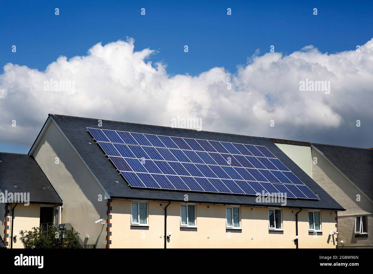 Pannelli solari sul tetto del Premier Inn a Sutton Harbour a Plymouth, Devon, Regno Unito. Foto Stock
