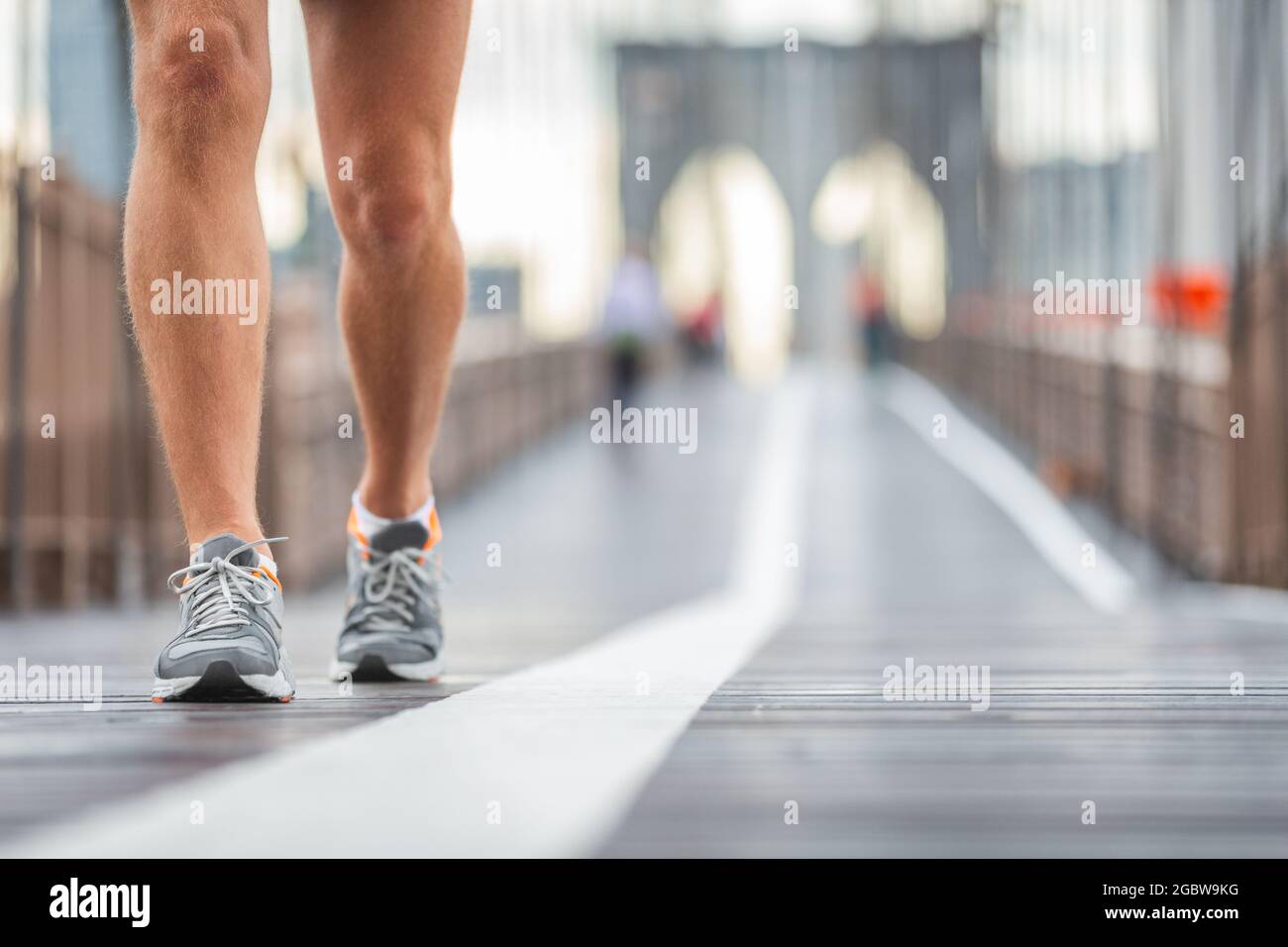 Runner che si allenano all'esterno cardio in scarpe da running. Atleta attivo che fa jogging sul ponte di Brooklyn, New York City Lifestyle, New York, USA. All'aperto Foto Stock