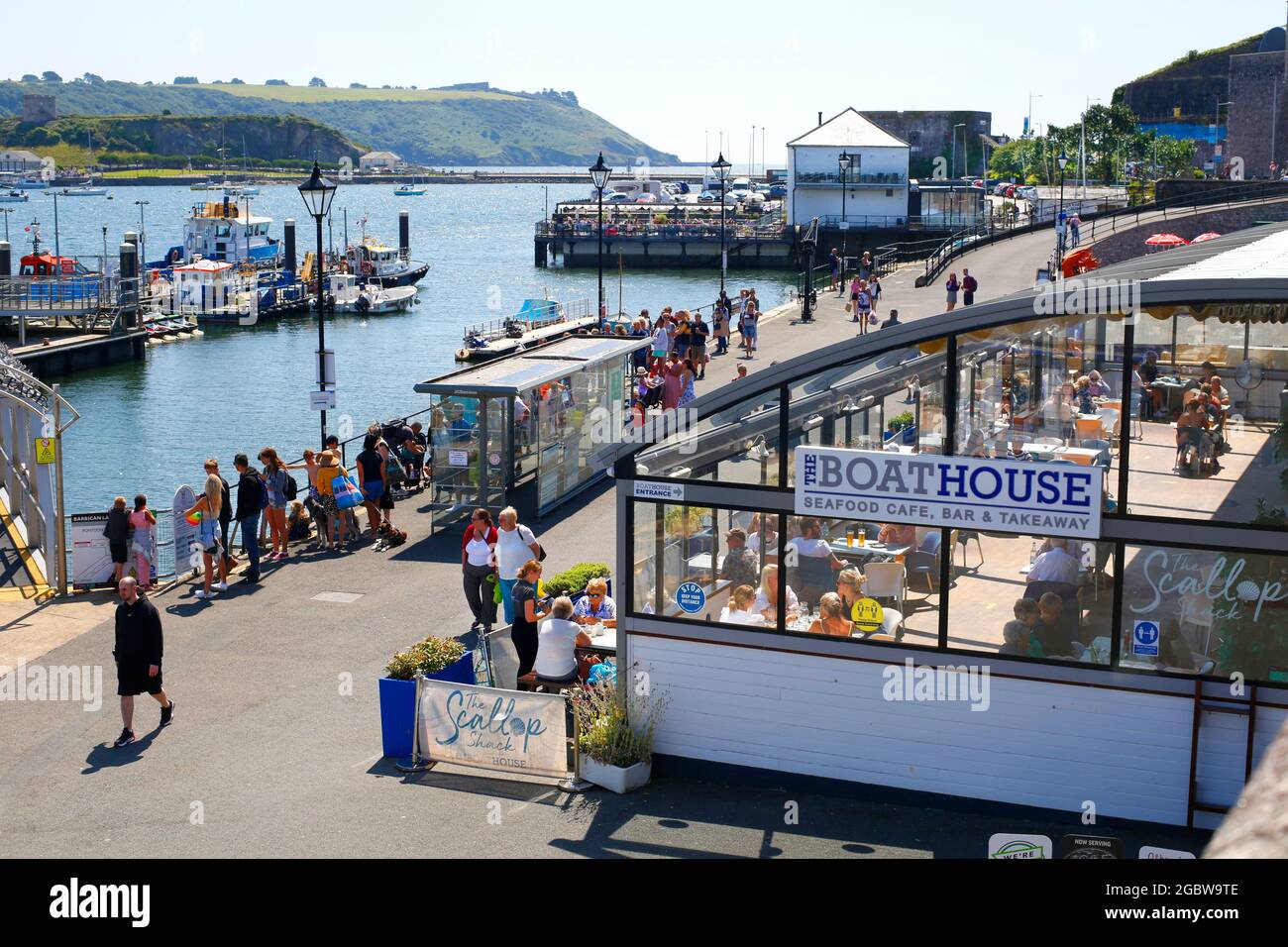 I visitatori si trovano in fila per le gite in barca al Barbican Landing Stage di Plymouth, Devon, Regno Unito. Foto Stock