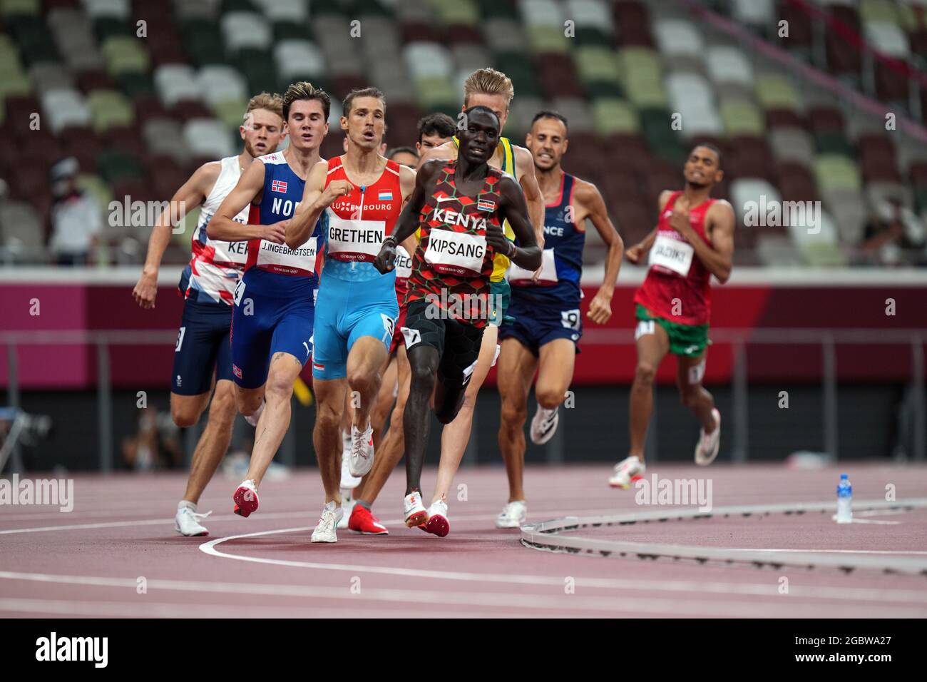 Tokyo, Giappone. 5 agosto 2021; Stadio Olimpico, Tokyo, Giappone: Tokyo 2020 Giochi olimpici estivi giorno 13; Mens 1500m semifinali, KIPSANG Abel del Kenya spinge sulla curva finale per vincere la gara Foto Stock