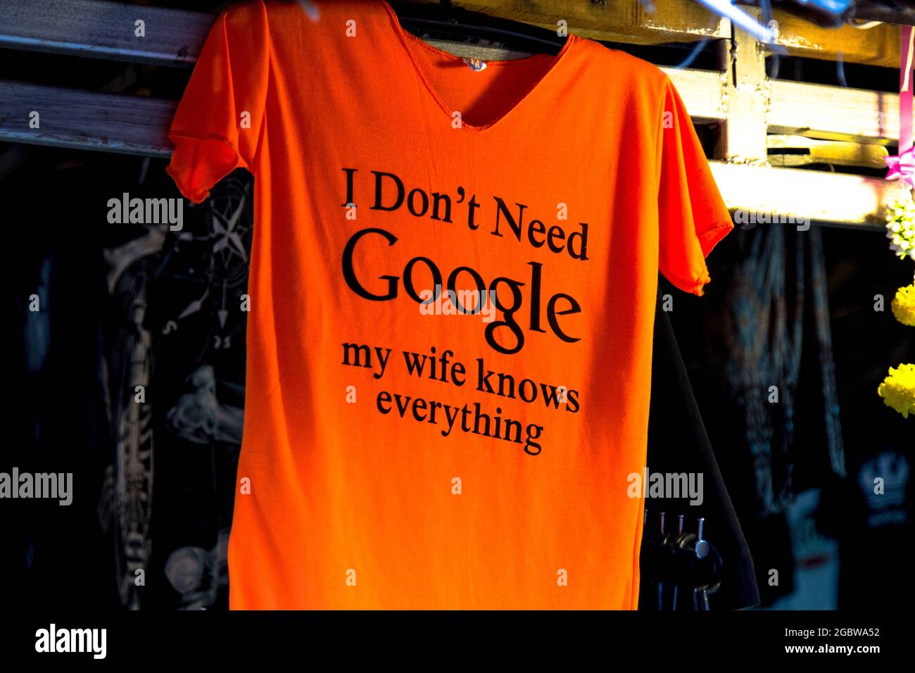 Divertente T-shirt ricordo, mercato Bang Niang, Khao Lak, Thailandia Foto Stock