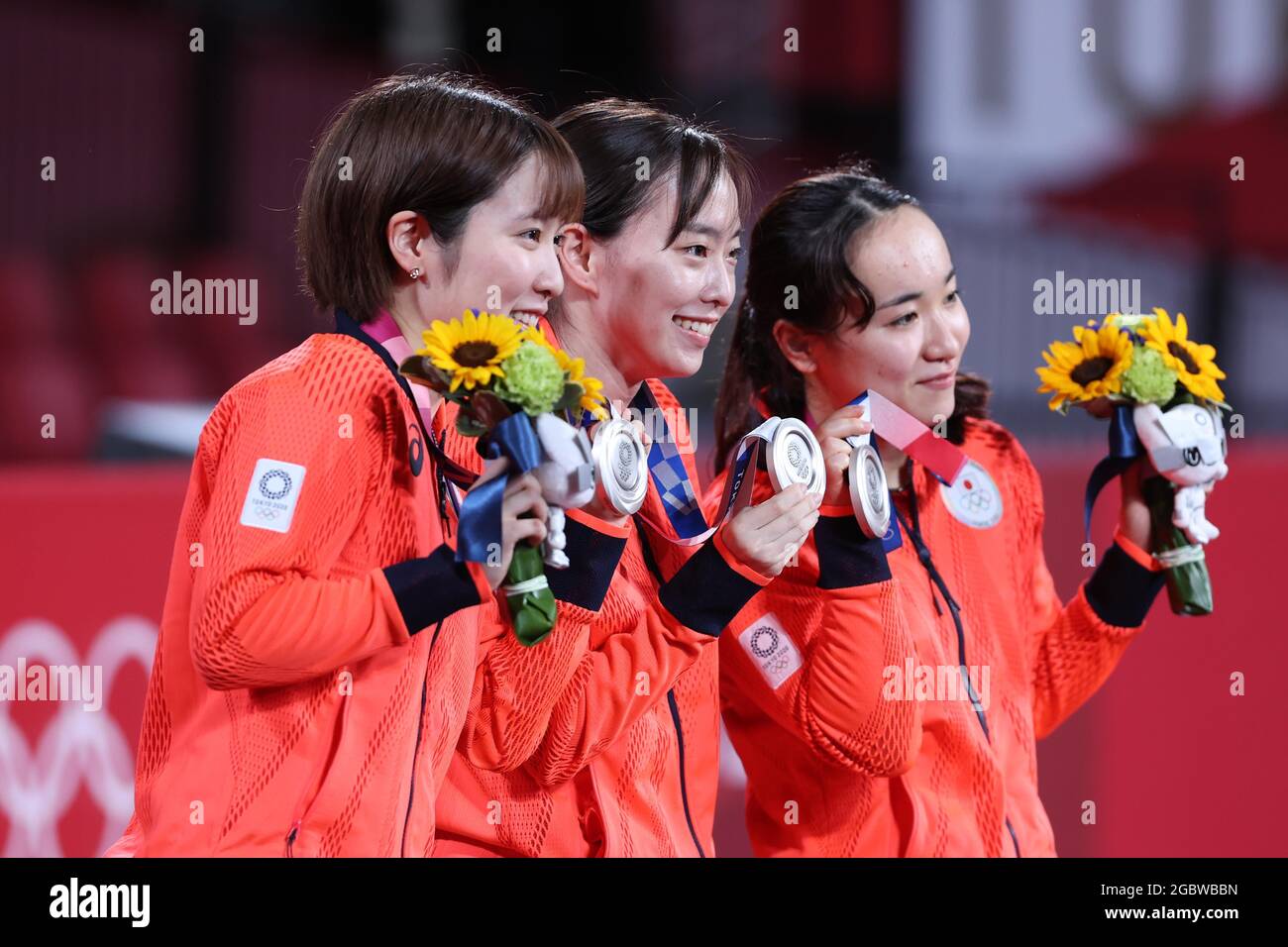 Tokyo, Giappone. 5 agosto 2021. Hirano Miu (L), Ishikawa Kasumi (C) e Ito Mima del Giappone pongono con le medaglie d'argento durante la cerimonia di premiazione per l'evento di squadra femminile di ping-pong ai Giochi Olimpici di Tokyo 2020 a Tokyo, Giappone, 5 agosto 2021. Credit: Yang Lei/Xinhua/Alamy Live News Foto Stock
