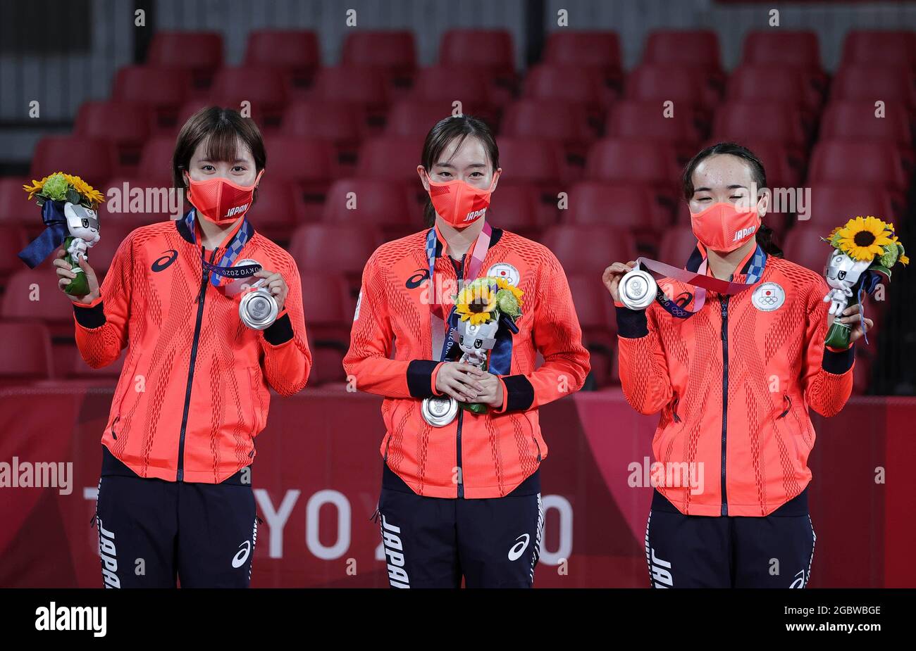 Tokyo, Giappone. 5 agosto 2021. Hirano Miu (L), Ishikawa Kasumi (C) e Ito Mima del Giappone pongono con le medaglie d'argento durante la cerimonia di premiazione per l'evento di squadra femminile di ping-pong ai Giochi Olimpici di Tokyo 2020 a Tokyo, Giappone, 5 agosto 2021. Credit: Wang Dongzhen/Xinhua/Alamy Live News Foto Stock