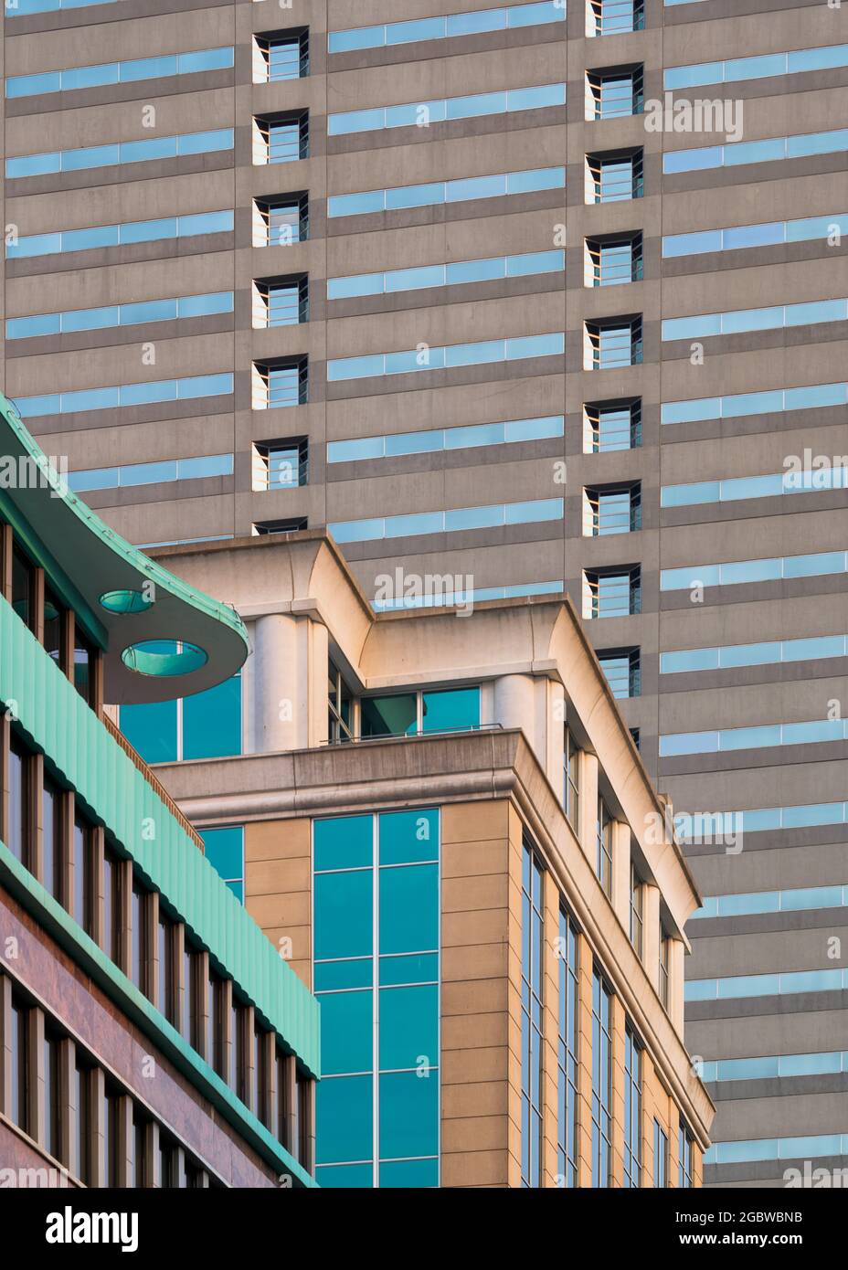 Astratto architettonico degli edifici moderni lungo Calhoun Street nel centro di Fort Wayne, Indiana Foto Stock
