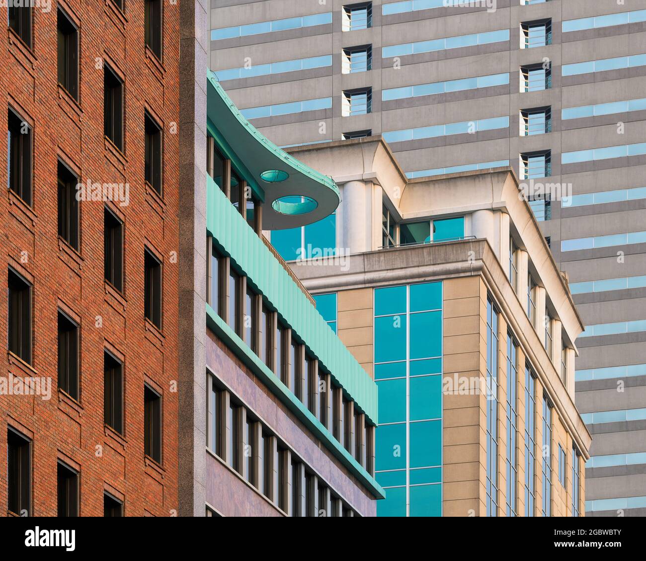 Astratto architettonico degli edifici moderni lungo Calhoun Street nel centro di Fort Wayne, Indiana Foto Stock