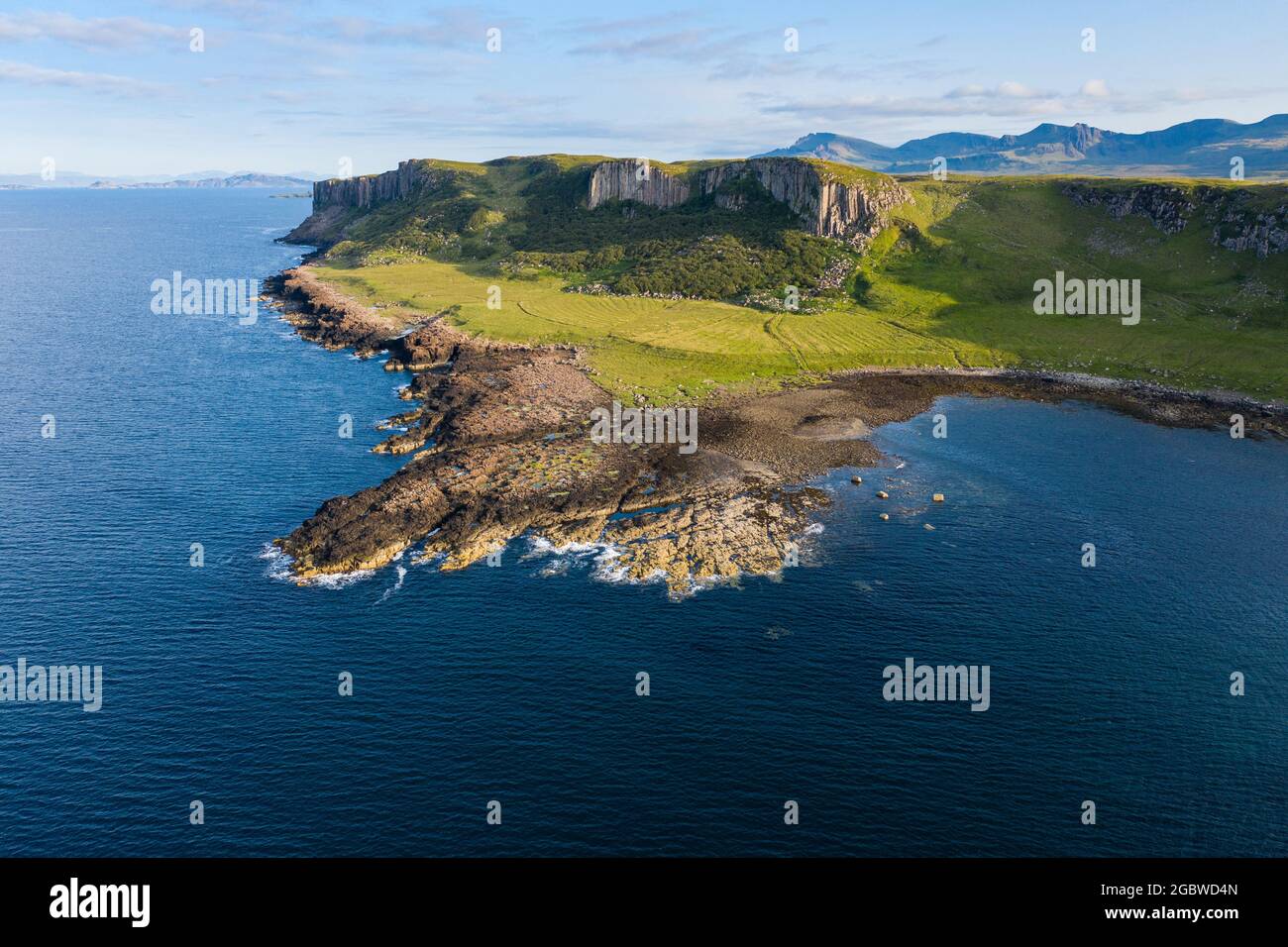 Vista aerea di una piccola Peninsula Kilt Rock e di una spiaggia di corran vicino a Staffin Harbour, Isola di Skye, Scozia. Foto Stock