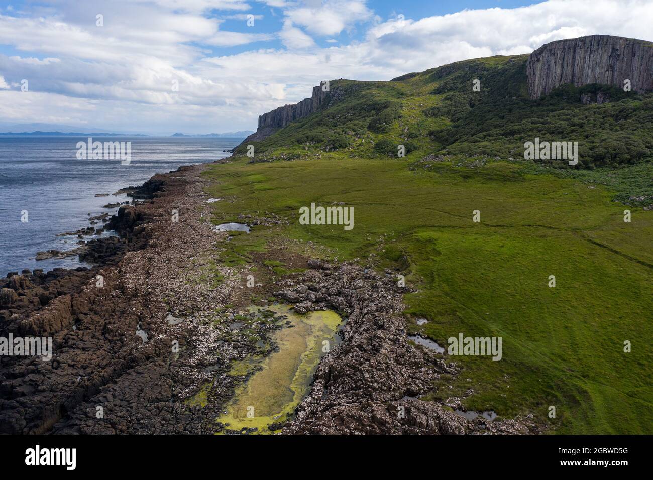 Visualizza Kilt Rock e una spiaggia di corran vicino al porto di Staffin, Isola di Skye, Scozia. Foto Stock