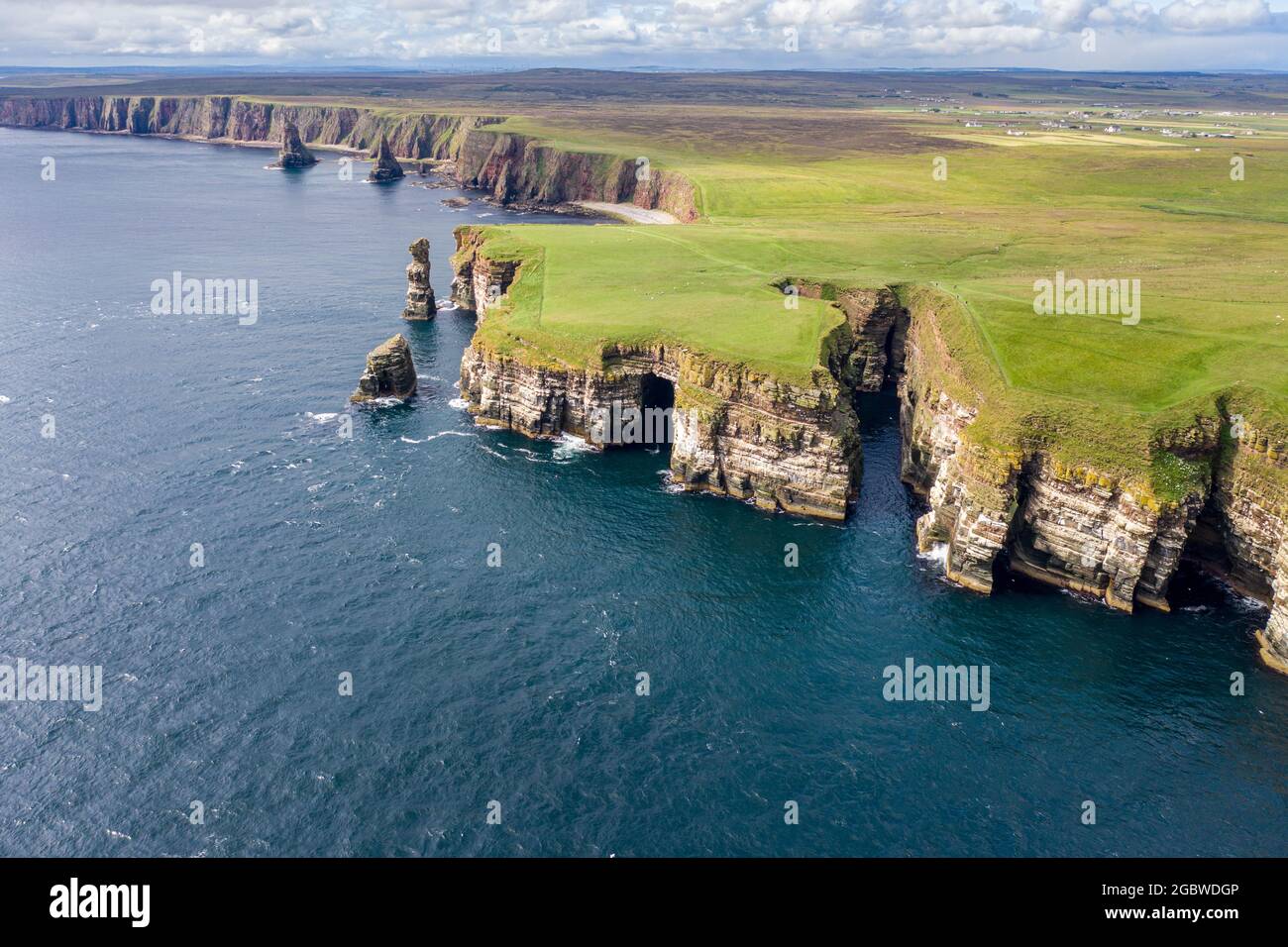 Il drone ha girato le spettacolari maratelle di Duncansby Head vicino a John o' Groats in Scozia Foto Stock