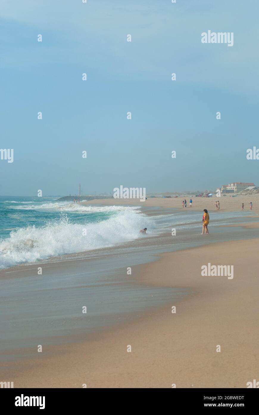 Foggy Beach prima della tempesta come le onde stanno rafforzando - verticale, Costa Nova Beach, Portogallo, 10.06.2021. Foto Stock