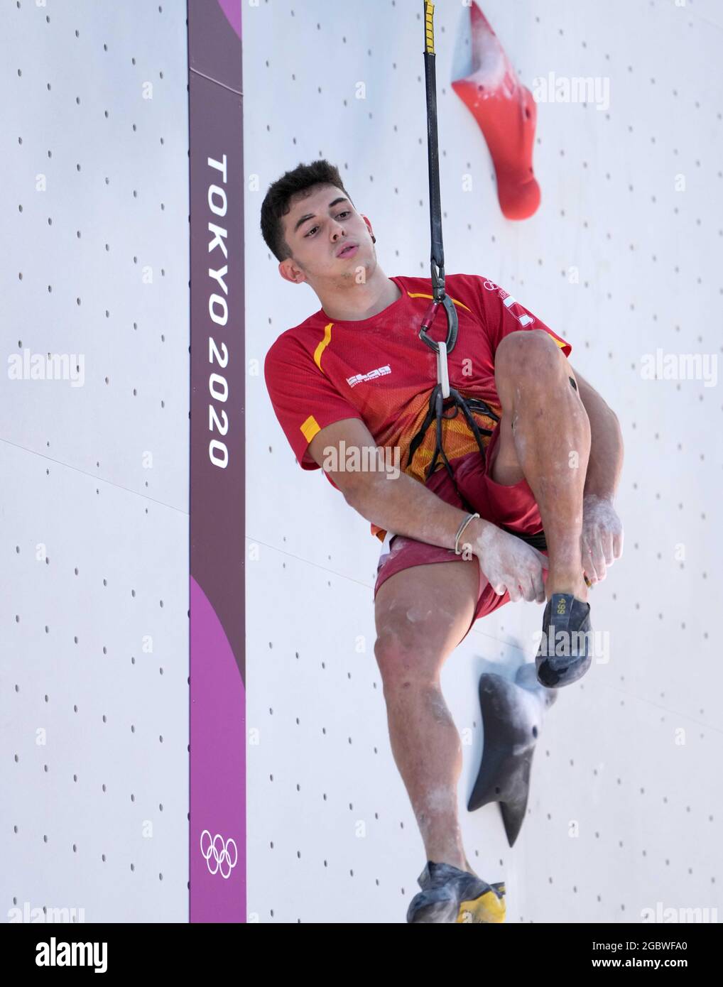 Tokyo, Giappone. 5 agosto 2021. Alberto Gines Lopez di Spagna reagisce durante la finale combinata degli uomini di arrampicata sportiva ai Giochi Olimpici di Tokyo 2020, Giappone, 5 agosto 2021. Credit: Chen Jianli/Xinhua/Alamy Live News Foto Stock