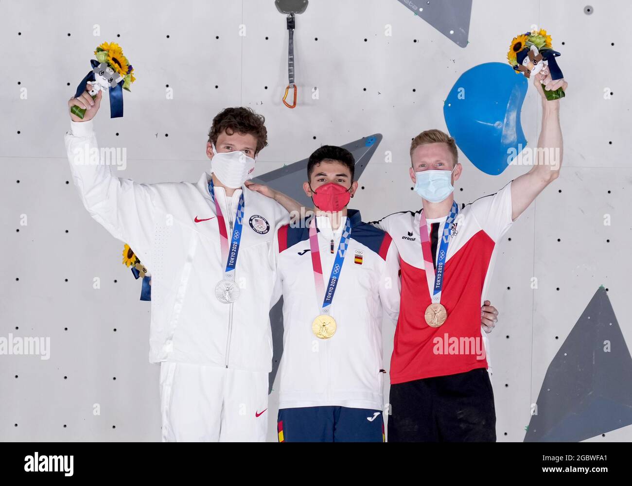 Tokyo, Giappone. 5 agosto 2021. Alberto Gines Lopez, medaglia d'oro della Spagna, Nathaniel Coleman degli Stati Uniti e Jakob Schubert, medaglia di bronzo dell'Austria, si pongono durante la cerimonia di premiazione dell'evento combinato degli uomini di arrampicata sportiva ai Giochi Olimpici di Tokyo 2020, Giappone, 5 agosto 2021. Credit: Chen Jianli/Xinhua/Alamy Live News Foto Stock