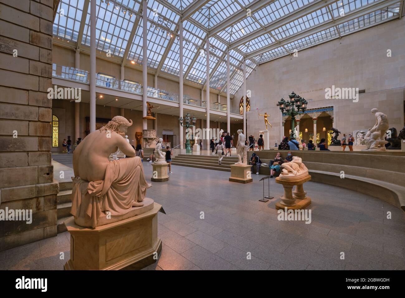 Il Charles Engelhard Court nell'ala americana del Metropolitan Museum of Art di New York City Foto Stock