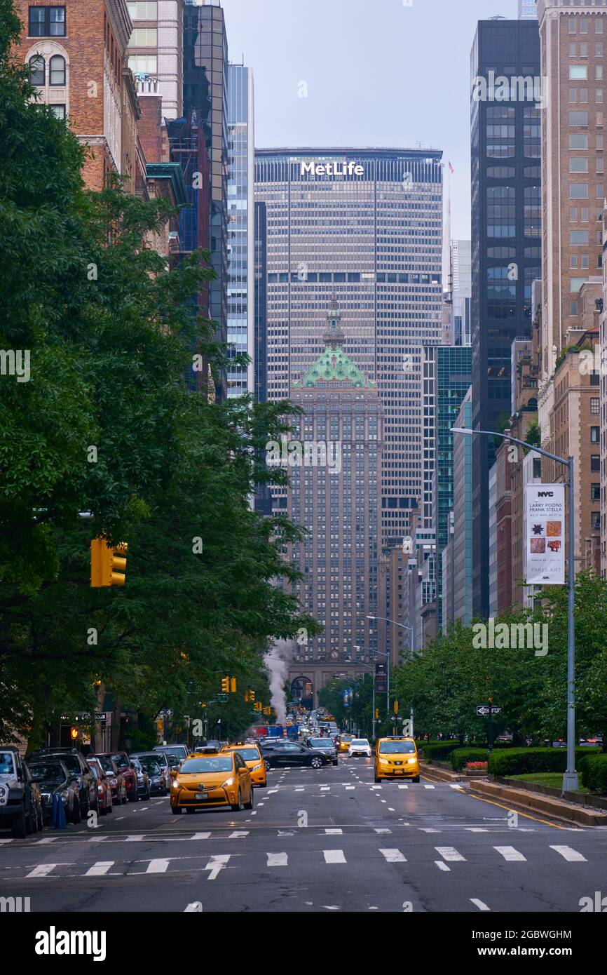 Taxi gialli a Manhattan con l'edificio MetLife sullo sfondo, New York City Foto Stock