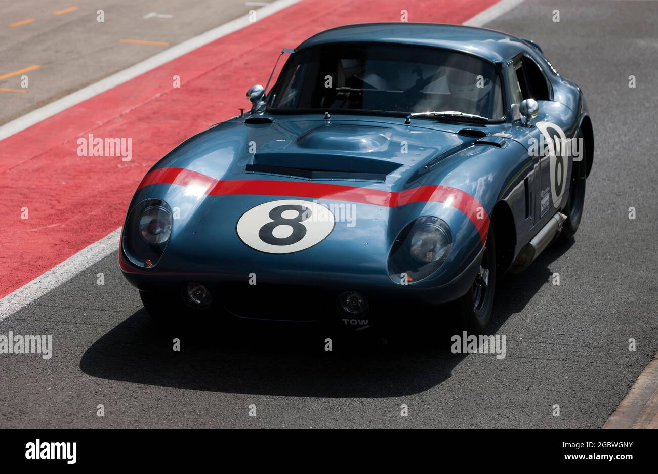 Il Blu e Rosso, AC Daytona Cobra di Oliver Tancogne nella pit lane prima dello start del Trofeo Internazionale per la Classic Pre-66 GT Car Foto Stock