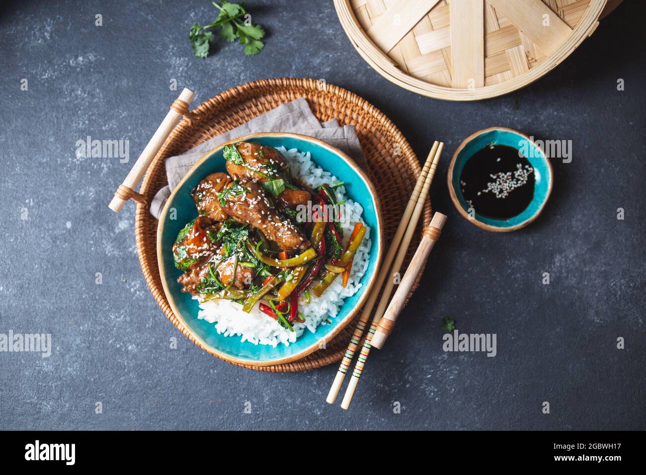 Pollo Teriyaki con riso bianco. Cucina Asiatica Giapponese Foto Stock