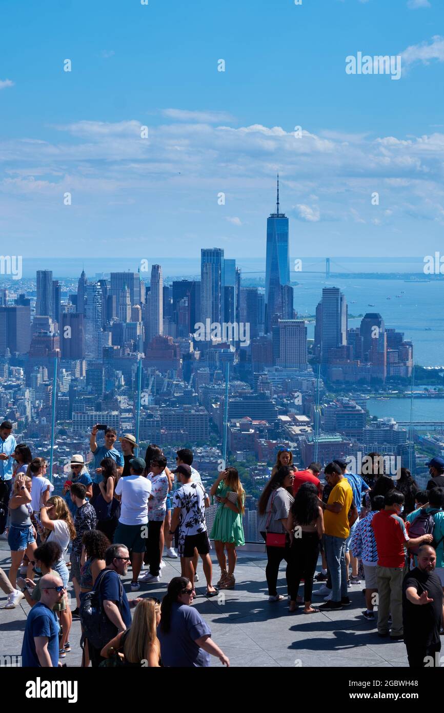 Torre Freedom e vista di Lower Manhattan dalla piattaforma di osservazione Edge, New York City Foto Stock