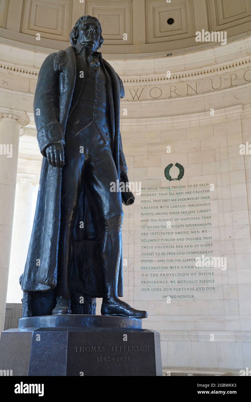 WASHINGTON, DC -1 APRILE 2021- Vista interna del Thomas Jefferson Memorial, un monumento simbolo del bacino del Tidal durante la stagione della fioritura dei ciliegi Foto Stock