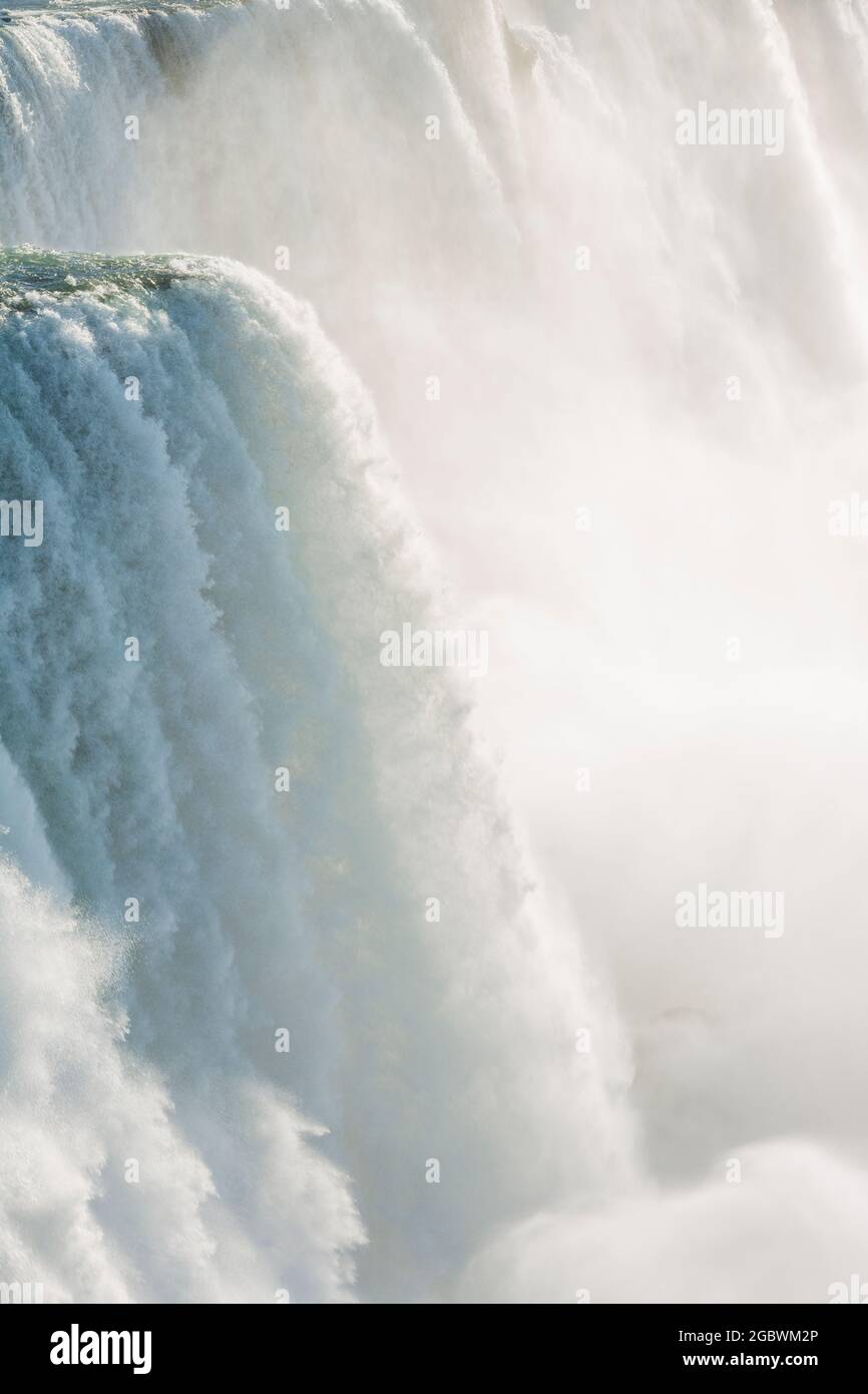 USA, New York, New York state Park, Niagara Falls, primo piano delle American Falls, che mostrano il grande volume di acqua che cade sull'orlo del baratro Foto Stock