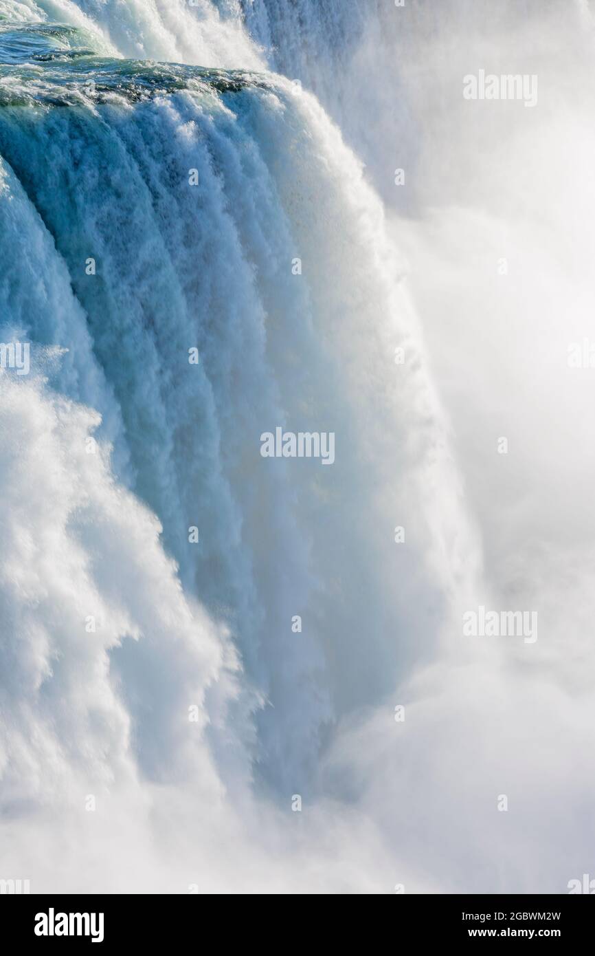 USA, New York, New York state Park, Niagara Falls, primo piano delle American Falls, che mostrano il grande volume di acqua che cade sull'orlo del baratro Foto Stock