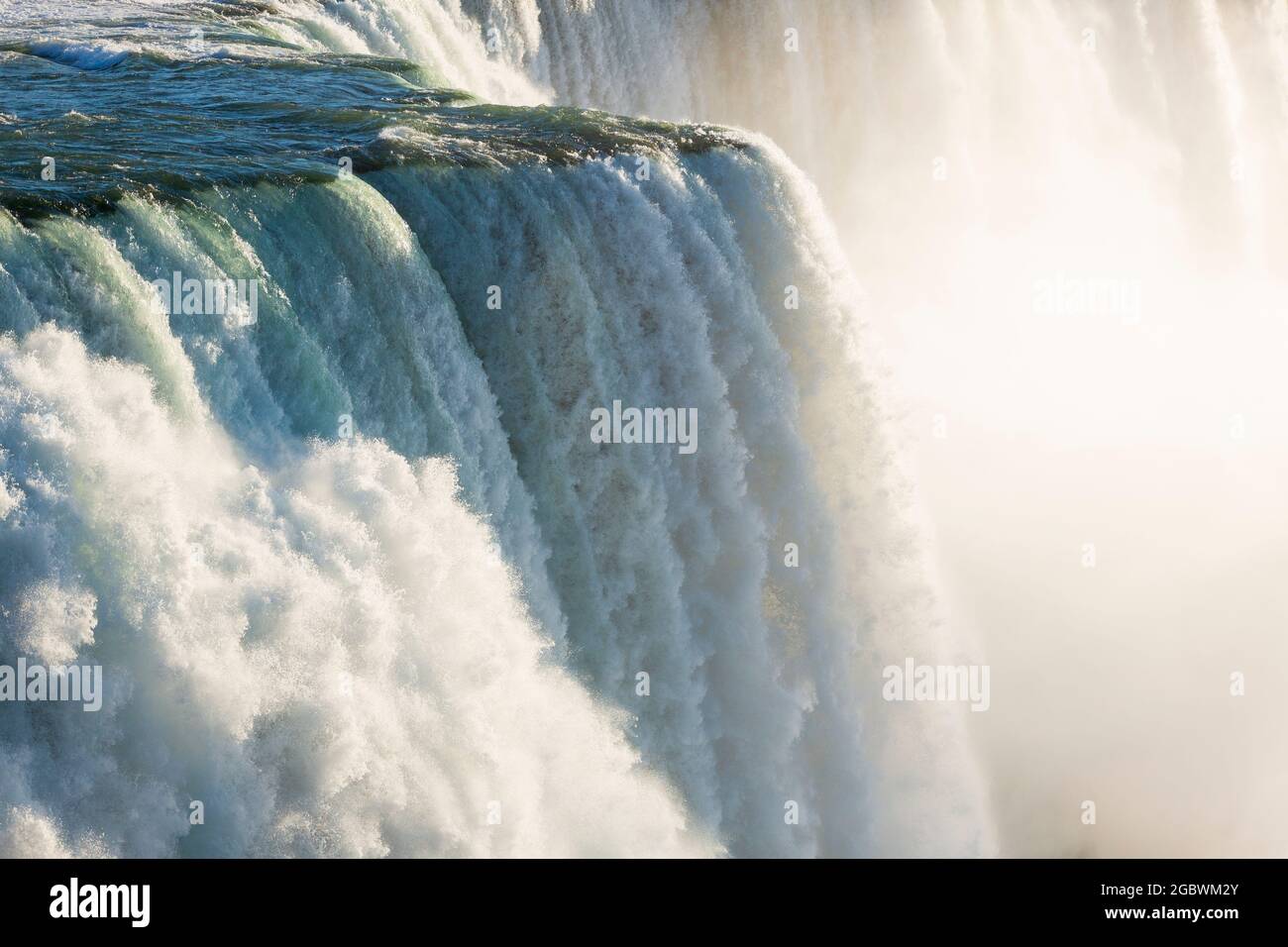 USA, New York, New York state Park, Niagara Falls, primo piano delle American Falls, che mostrano il grande volume di acqua che cade sull'orlo del baratro Foto Stock