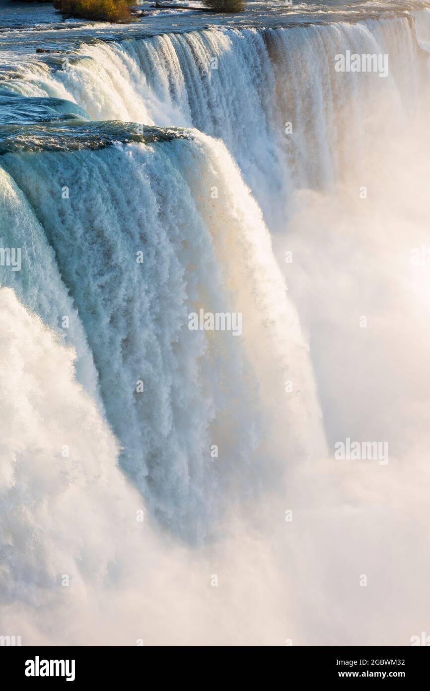 USA, New York, New York state Park, Niagara Falls, primo piano delle American Falls, che mostrano il grande volume di acqua che cade sull'orlo del baratro Foto Stock