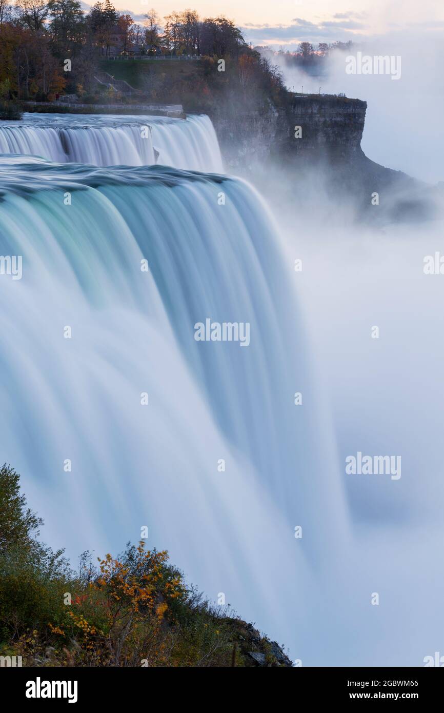 USA, New York, New York state Park, Niagara Falls, primo piano delle American Falls, che mostrano il grande volume di acqua che cade sull'orlo del baratro Foto Stock