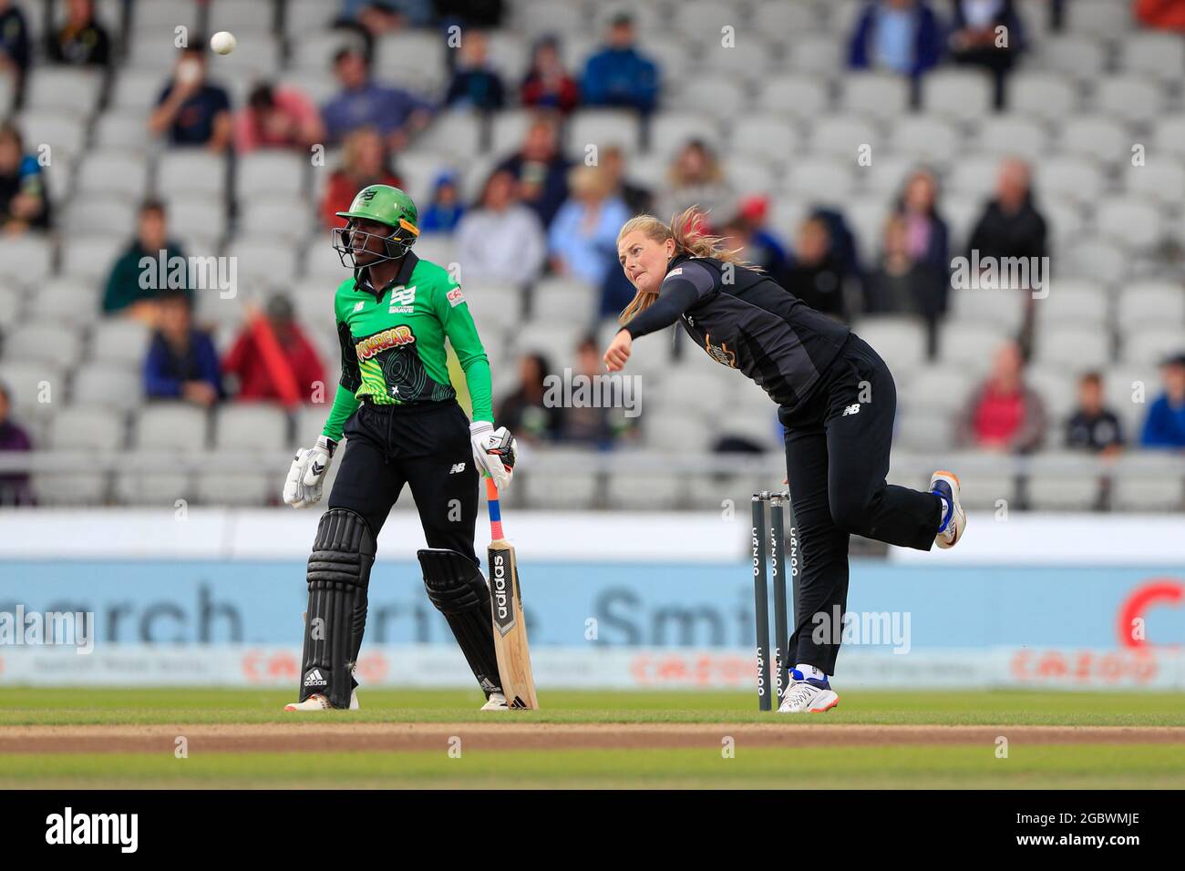 Bowling Sophie Ecclestone per originali Manchester Foto Stock