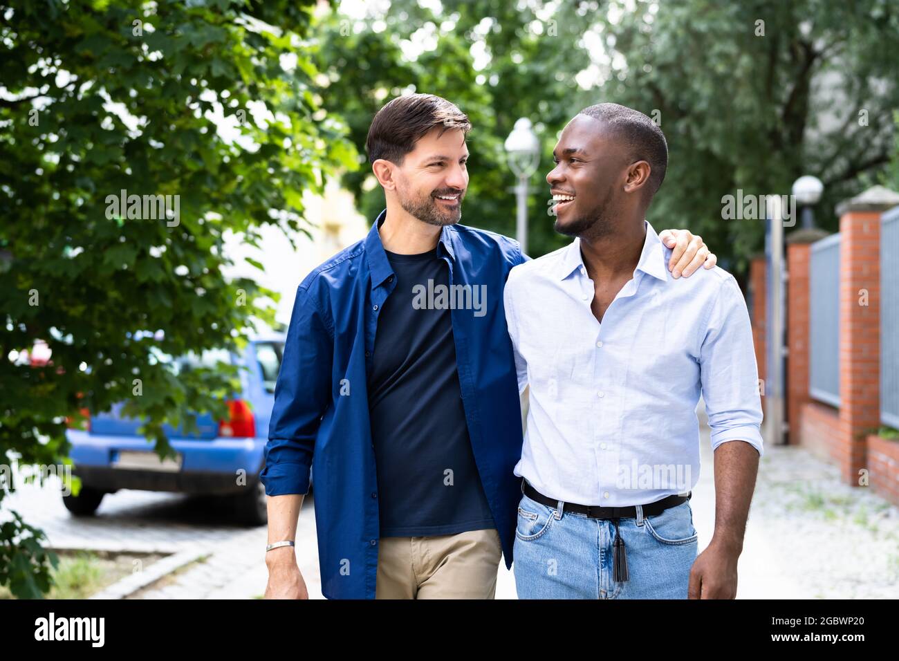 Coppia gay Incontri in Jeans. Camminando sulla strada in città Foto Stock