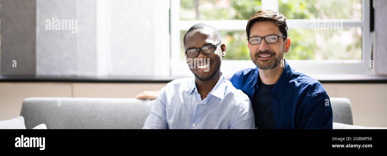 Felice coppia gay che indossa occhiali. Afroamericano Foto Stock